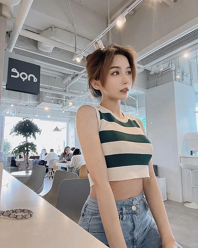 ins美女:五官精致的大长腿美女写真10