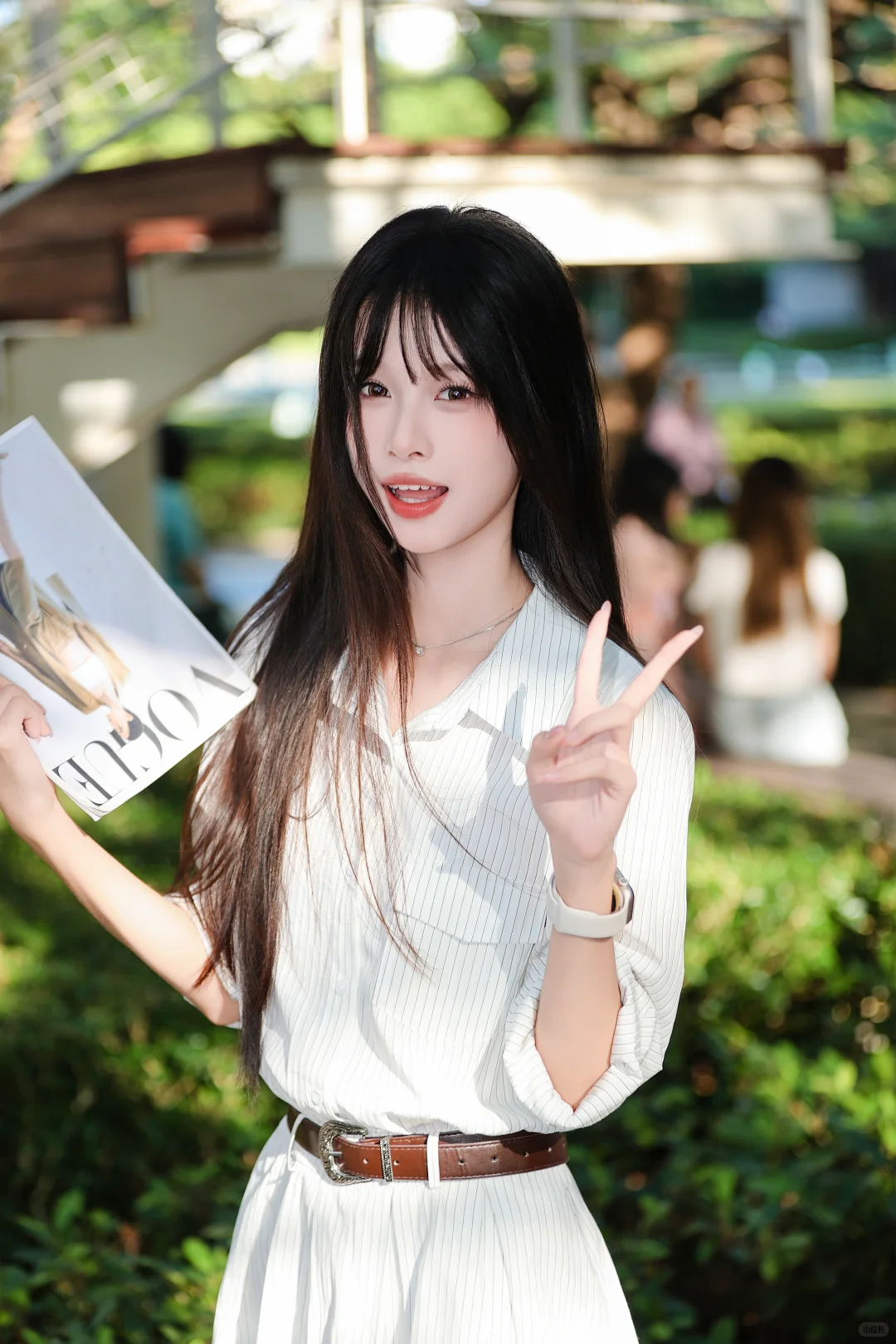 阳光正好，白色T恤与美少女的活力日常