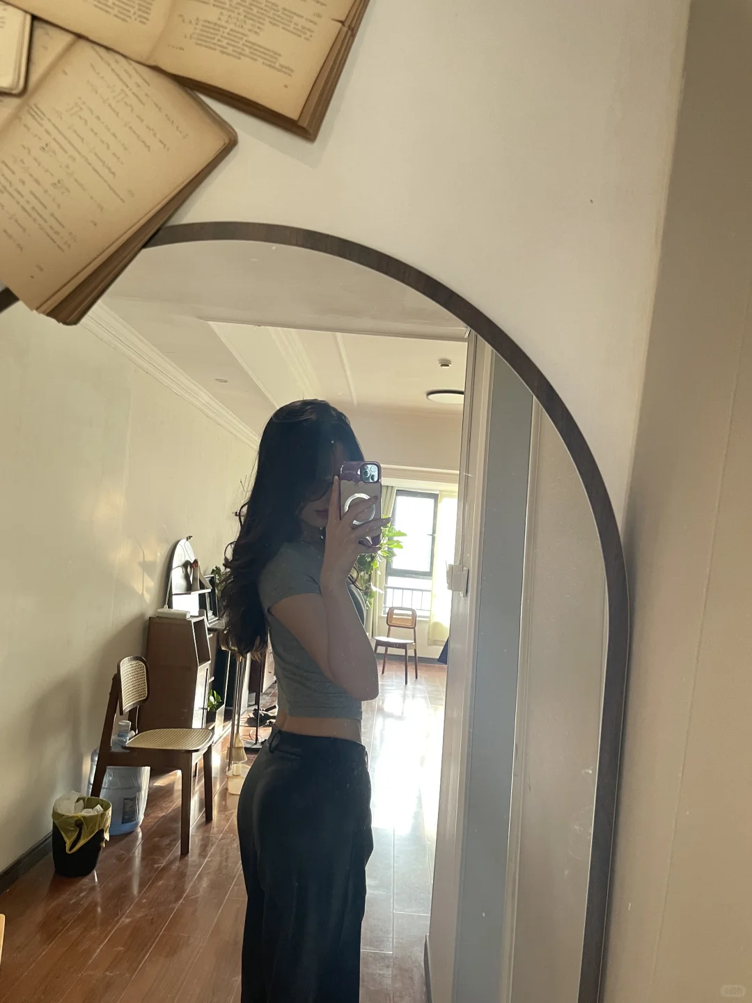 谁说薄肌女穿上衣服就看不出训练痕迹