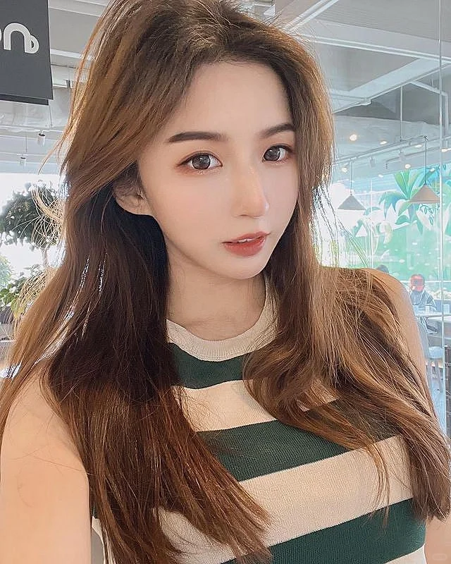 ins美女:五官精致的大长腿美女写真10