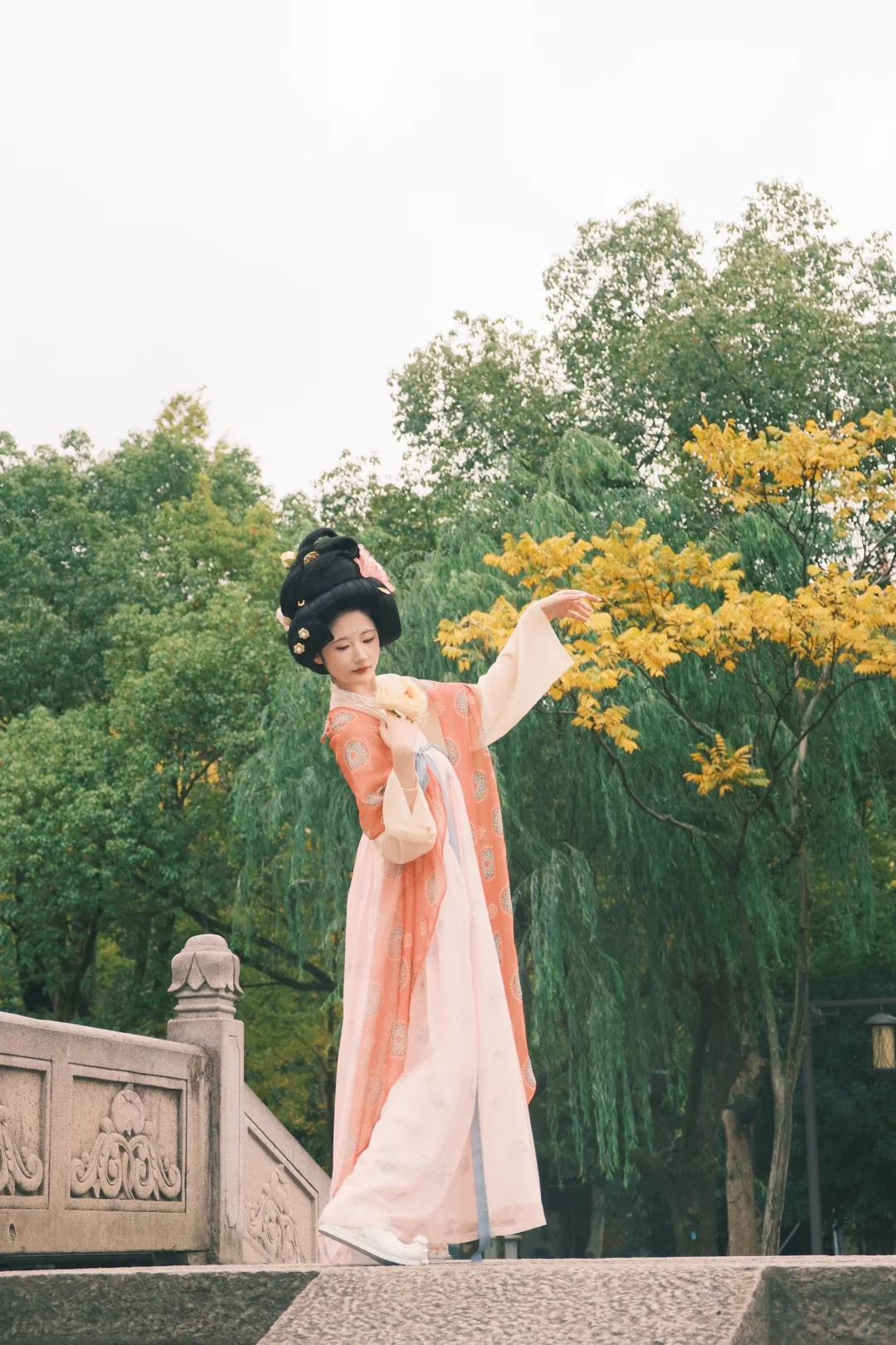 “荷叶罗裙一色裁，芙蓉向脸两边开”