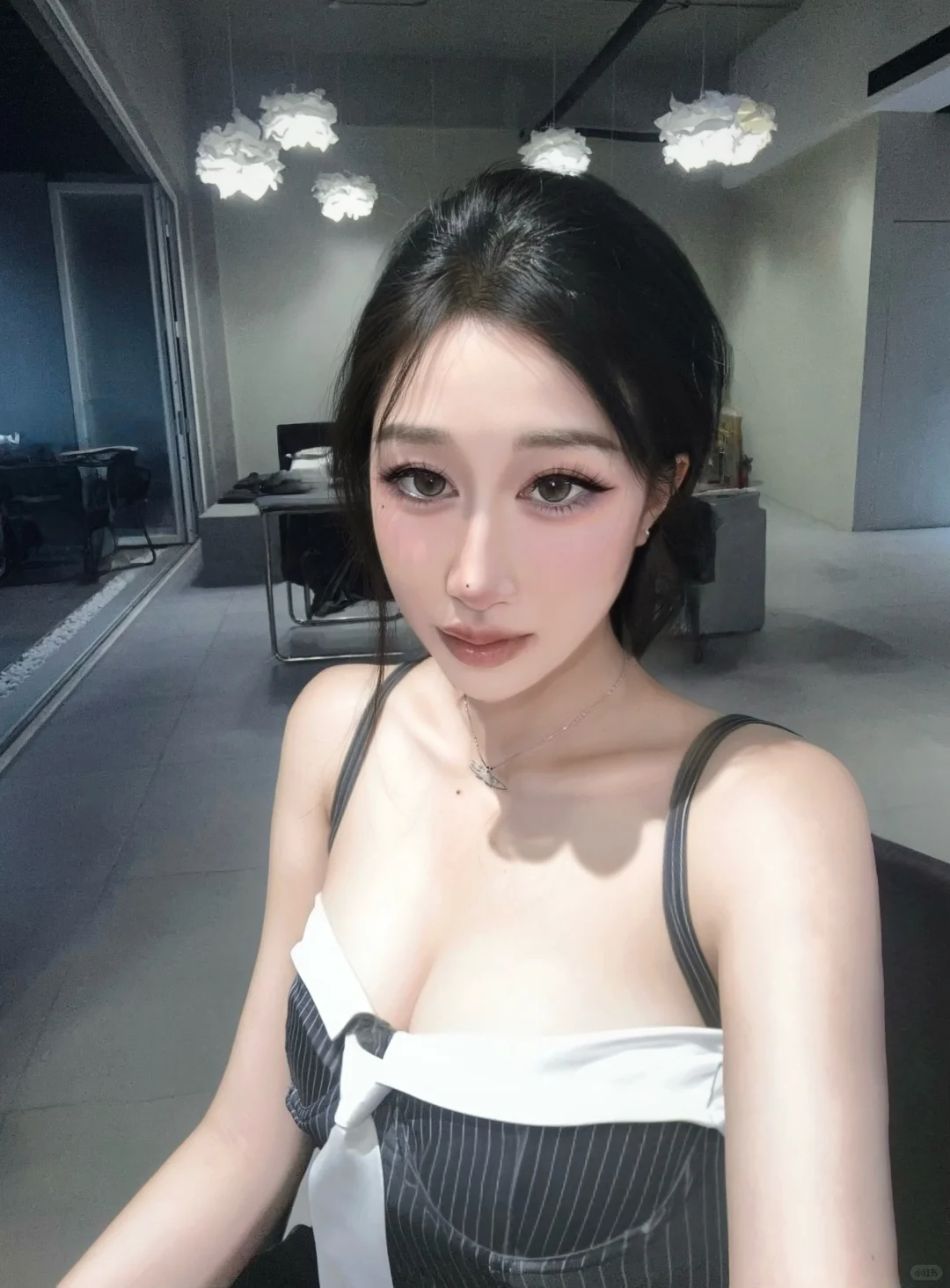 她哪有我迷人？