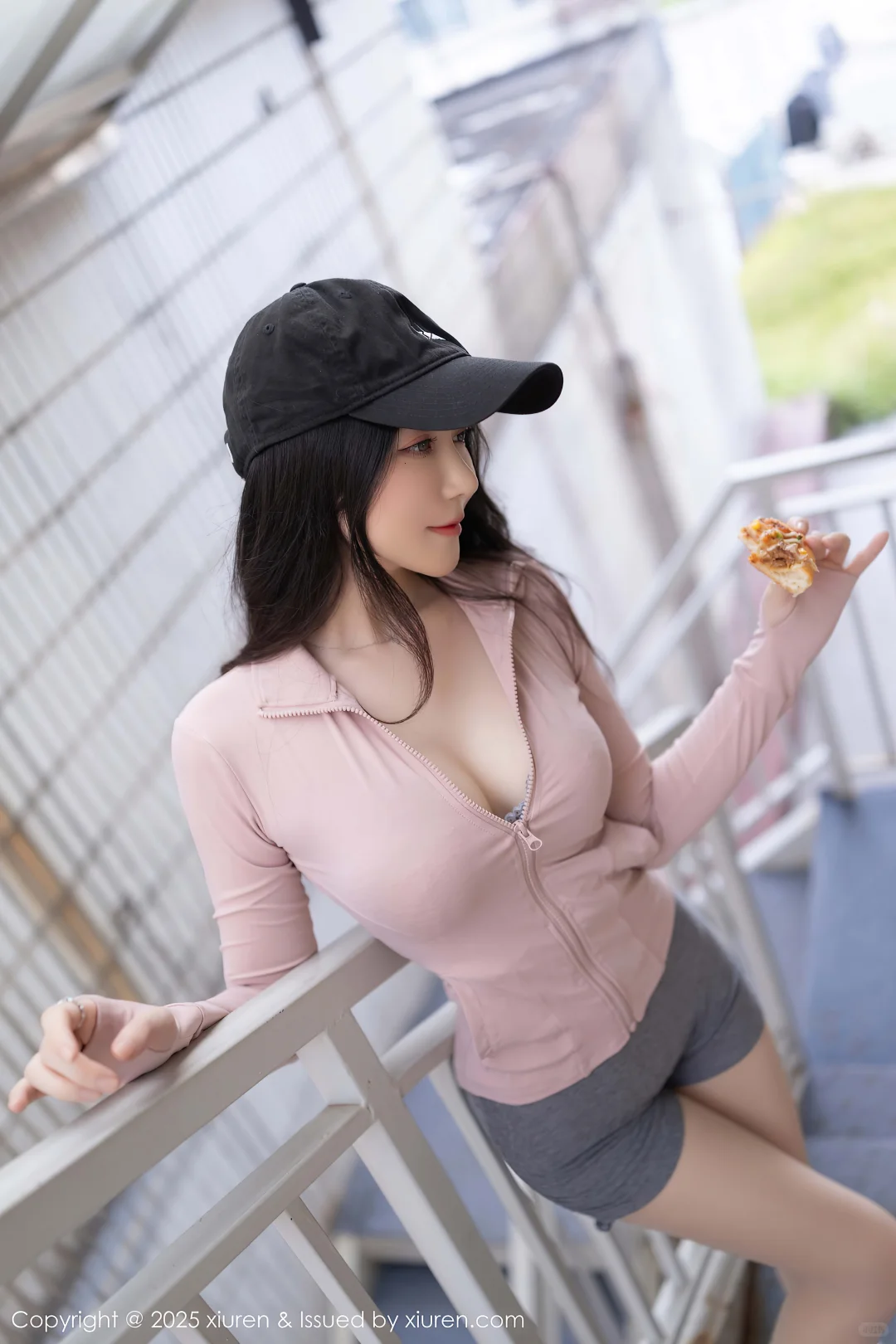 嘴馋小姐姐偷吃披萨🍕被发现啦！