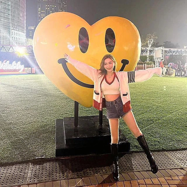 ins美女:五官精致的大长腿美女写真7