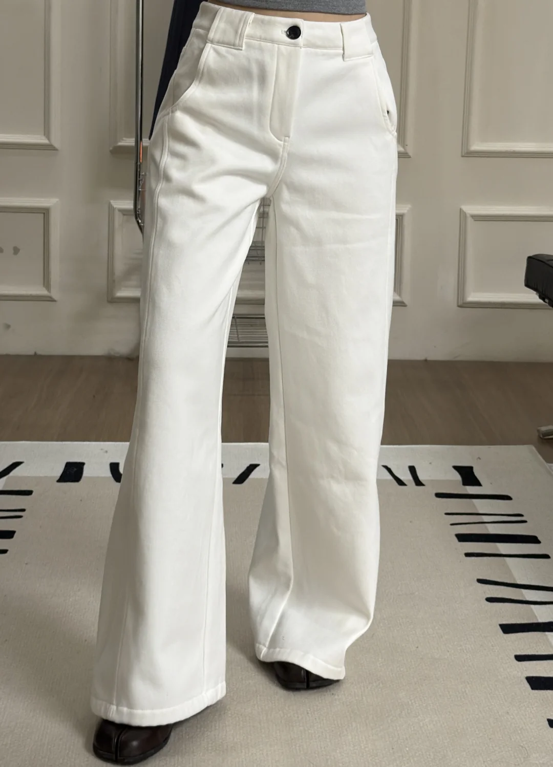 不贴腿的白裤子！！超显瘦 版型巨牛