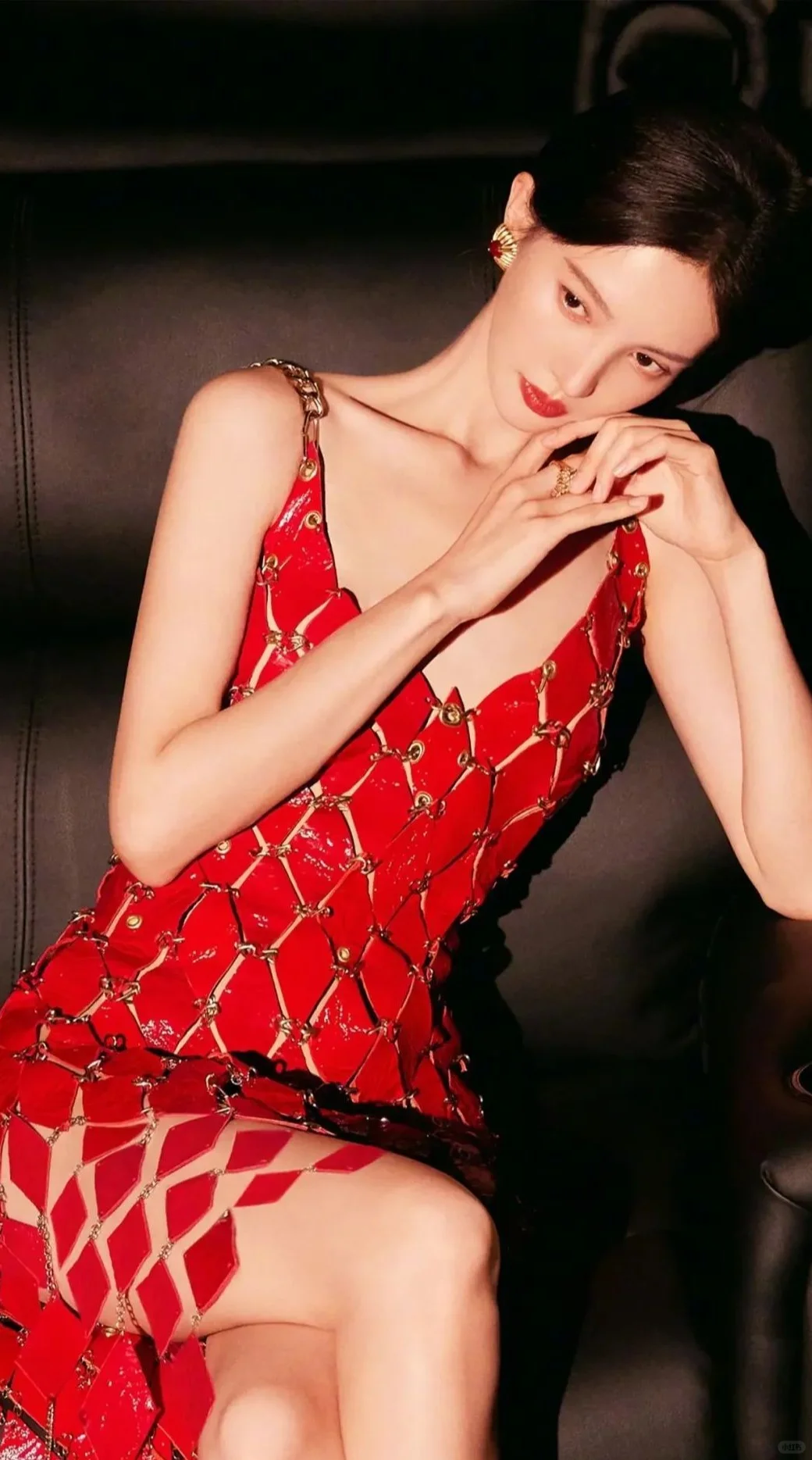 金晨红裙造型鲨疯！链条吊带+镂空美裙