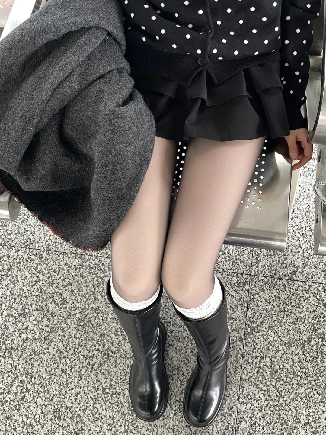 她说….穿的加绒黑丝🥹有点儿好看❗️