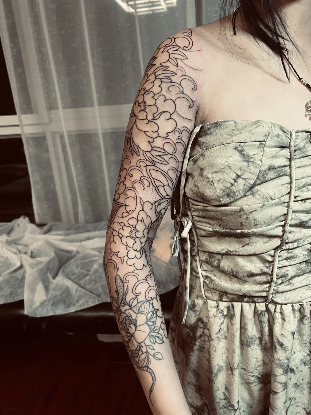 适合女生的花臂牡丹花 初步线条