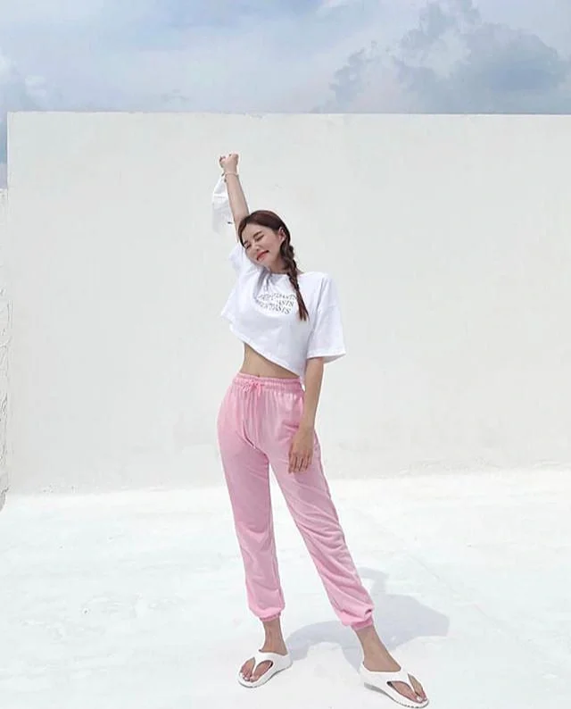 [ins美女]五官精致的大长腿美女模特写真