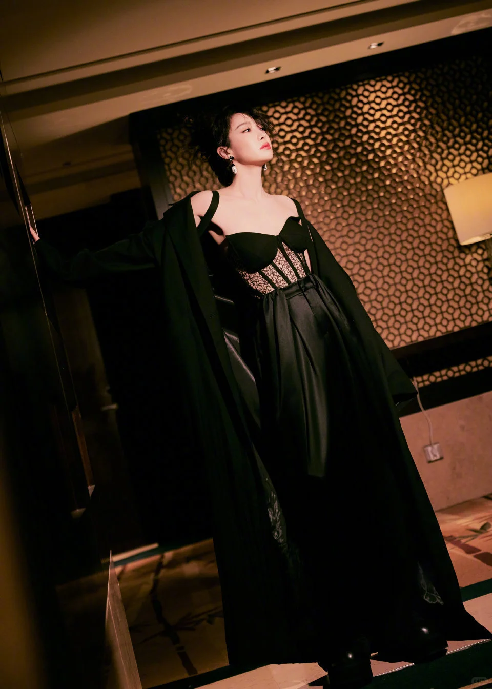 宋茜山河枕扫楼！全黑造型杀疯了🔥