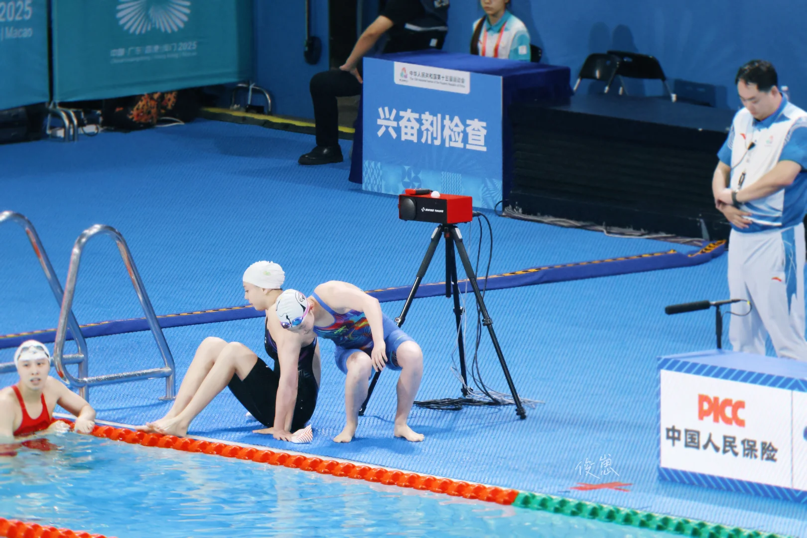 背靠背，手握手，泳女好有爱～