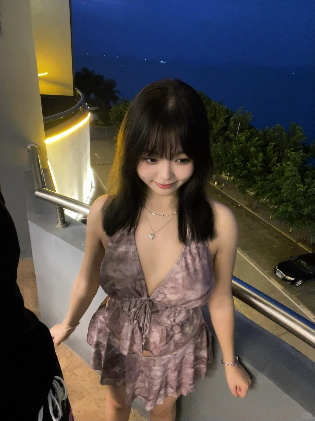 有人懂紫色吊带和蓝调时刻的适配度吗…..