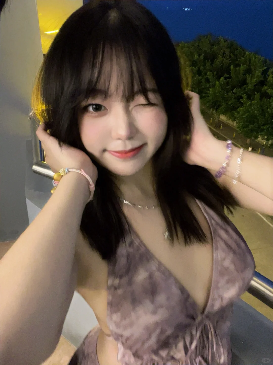 有人懂紫色吊带和蓝调时刻的适配度吗…..