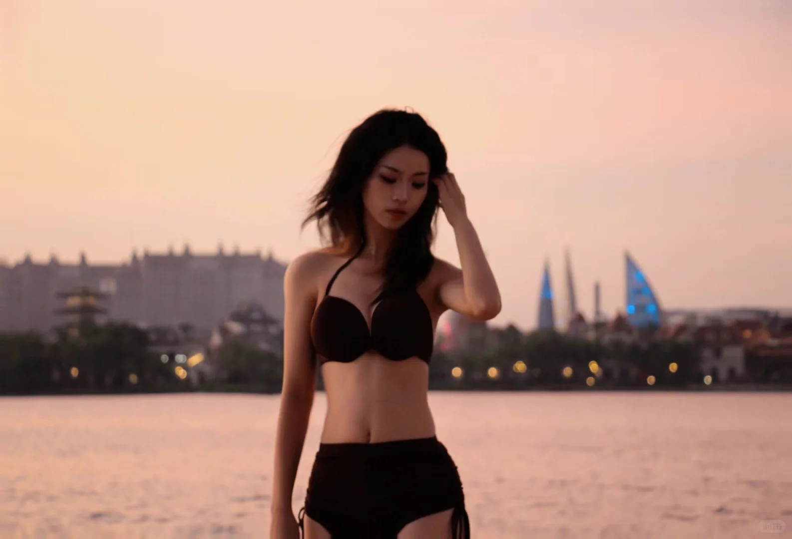 请问在海边拍比基尼👙喜欢相机还是手机拍