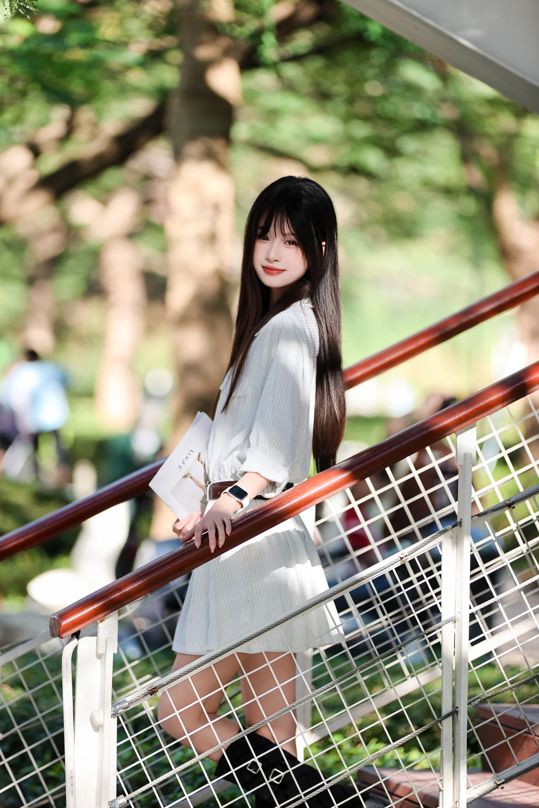 阳光正好，白色T恤与美少女的活力日常