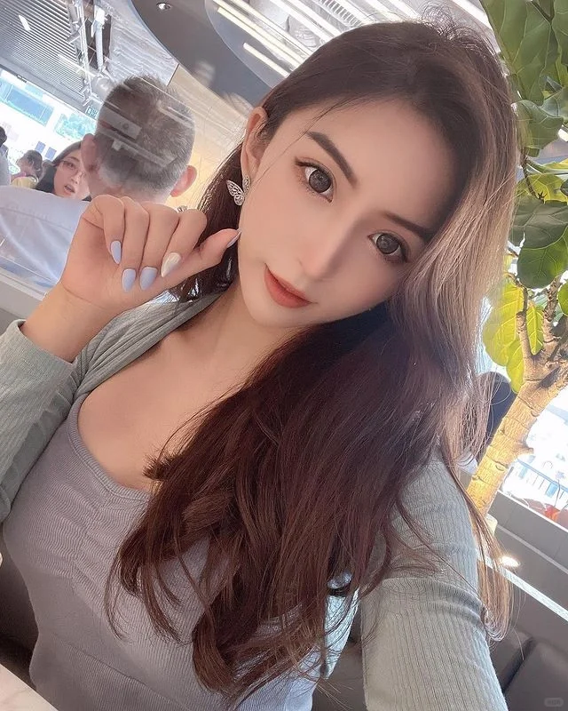 ins美女:五官精致的大长腿美女写真5