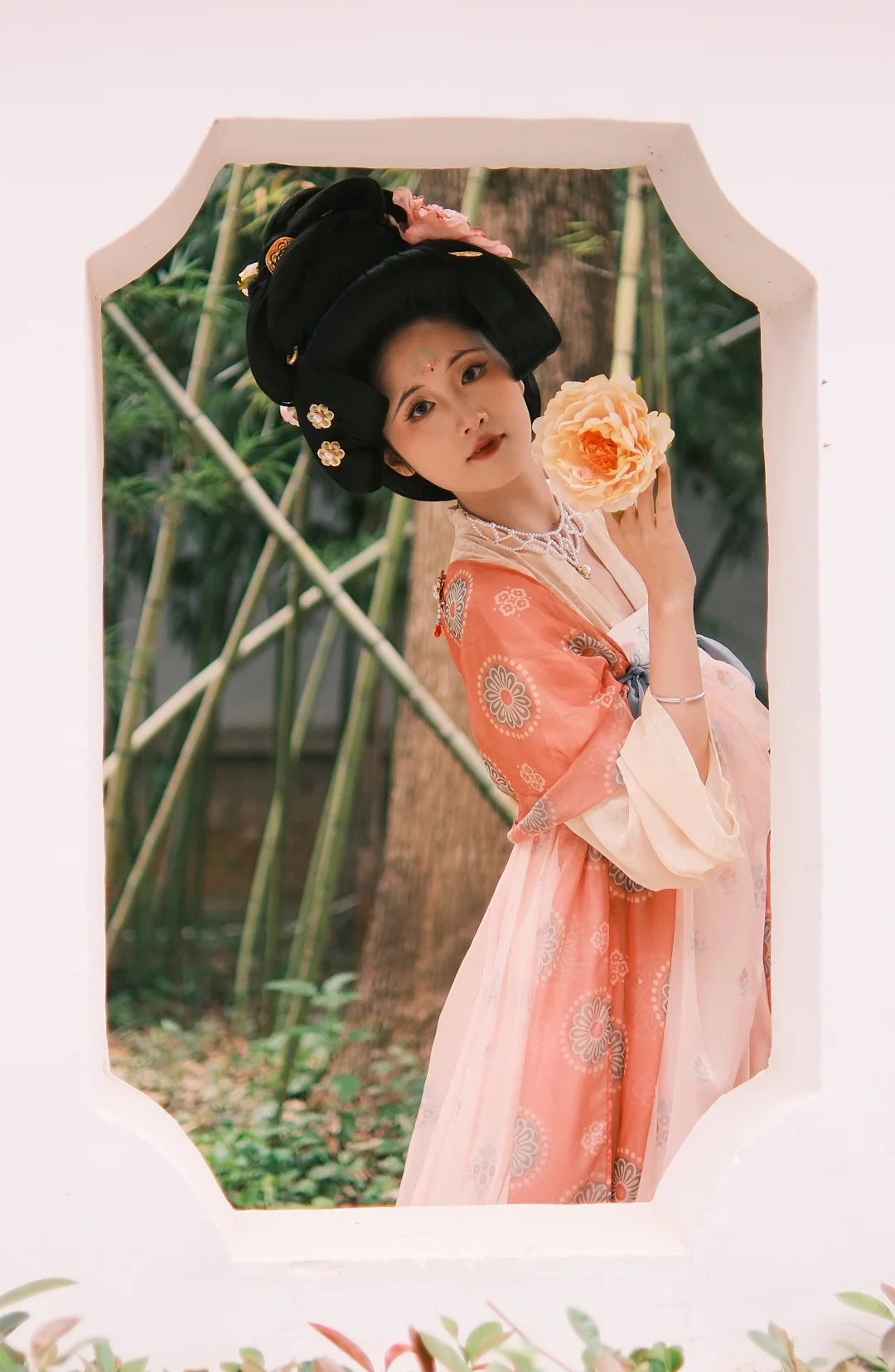 “荷叶罗裙一色裁，芙蓉向脸两边开”