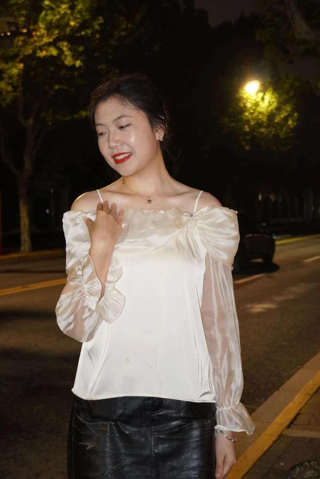 她的衣服在发光诶