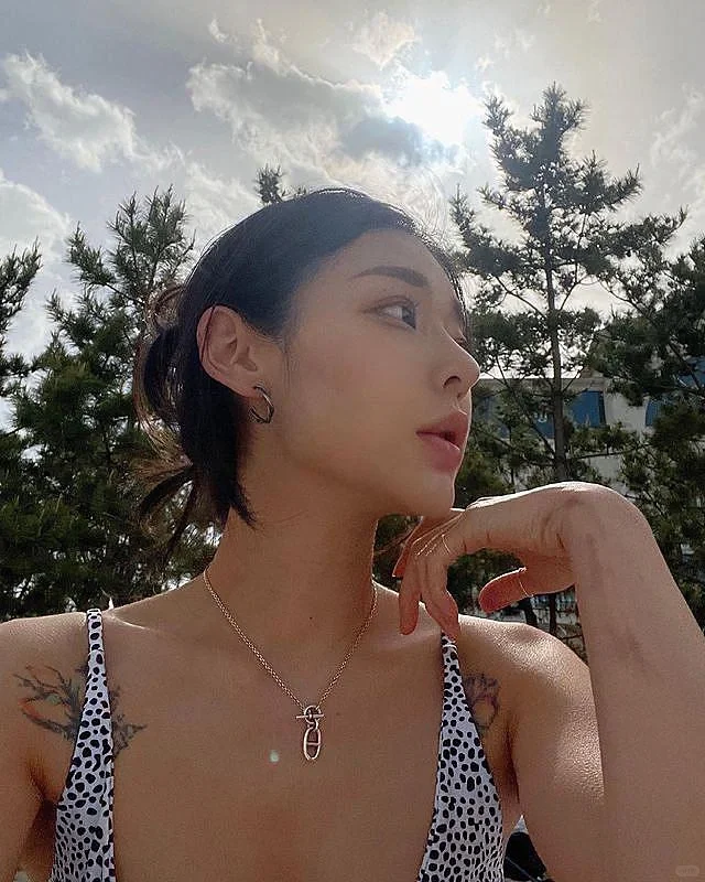 ins美女:五官精致的大长腿美女写真3