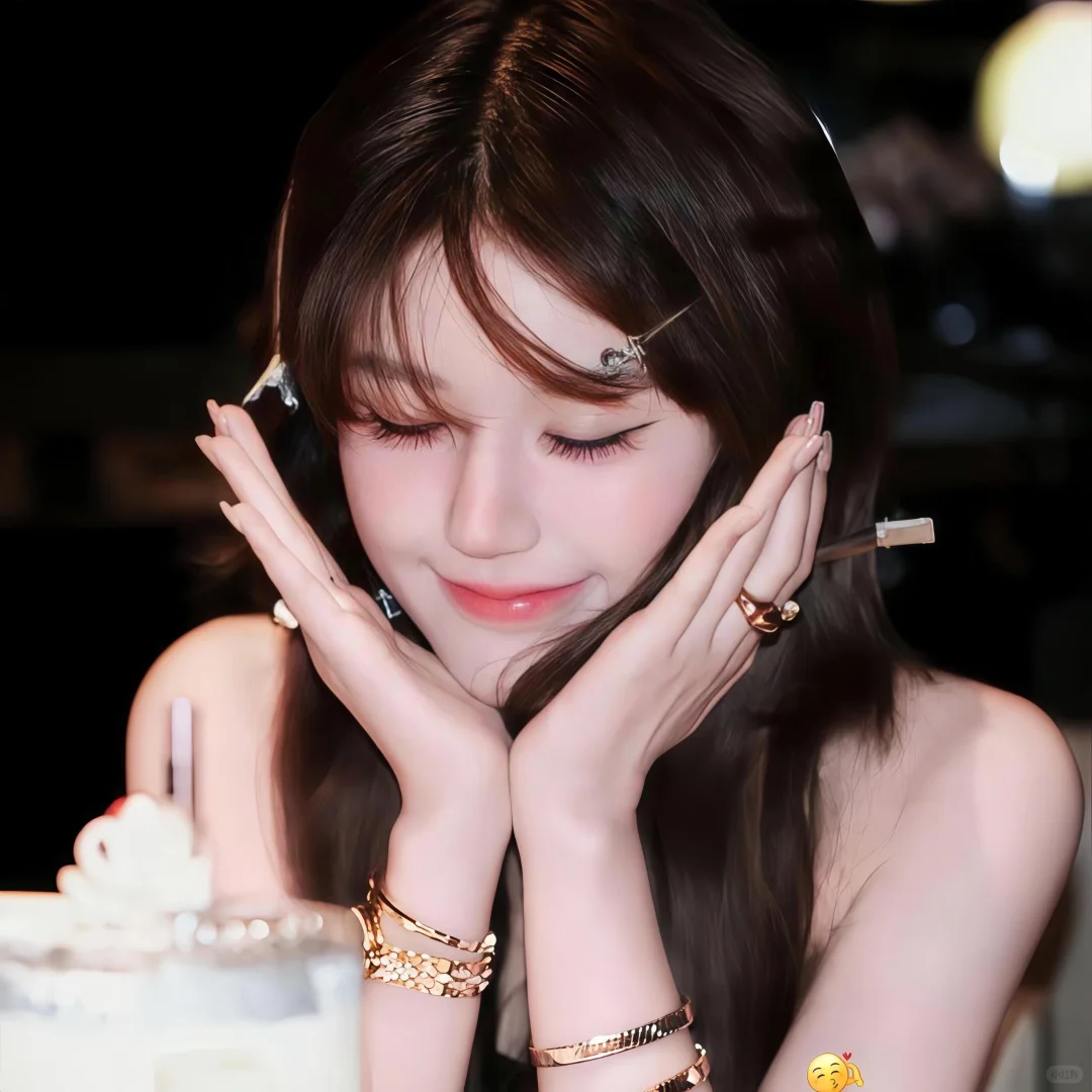 𝒘𝒆𝒄𝒉𝒂𝒕｜ 露思头像来一组