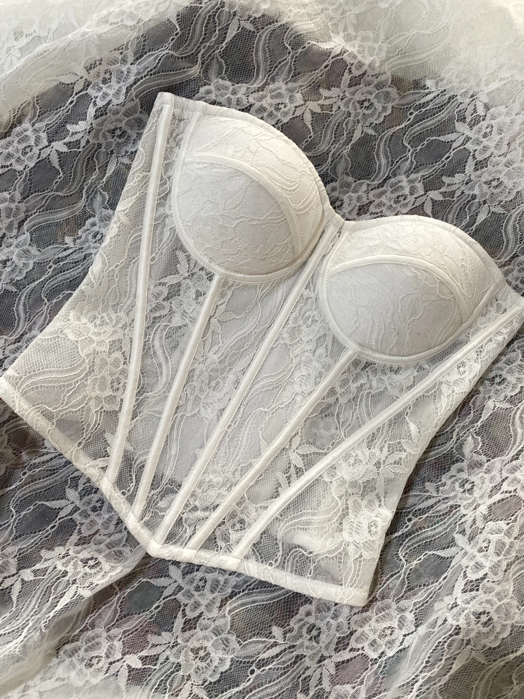 真的被蕾丝镂空胸衣拿捏到不行😭