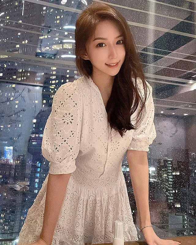 ins美女:五官精致的大长腿美女写真5