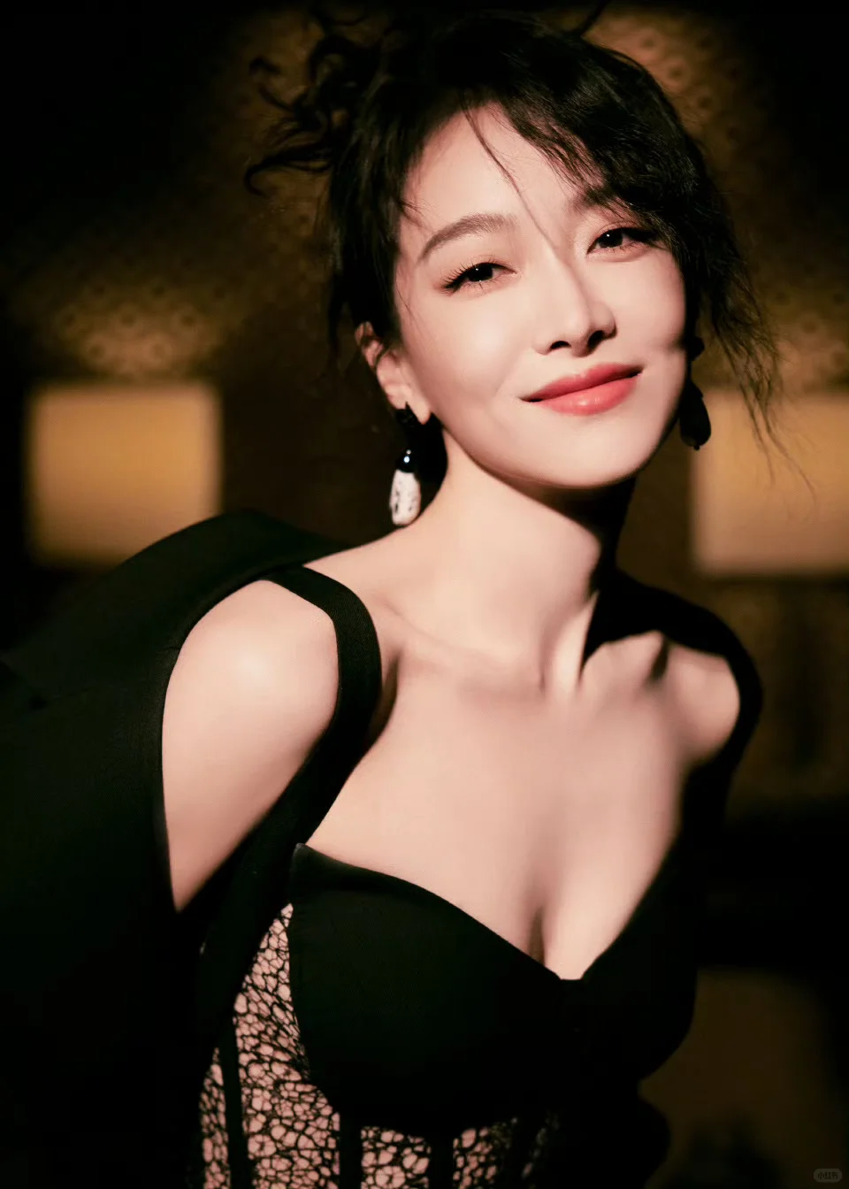 宋茜山河枕扫楼！全黑造型杀疯了🔥