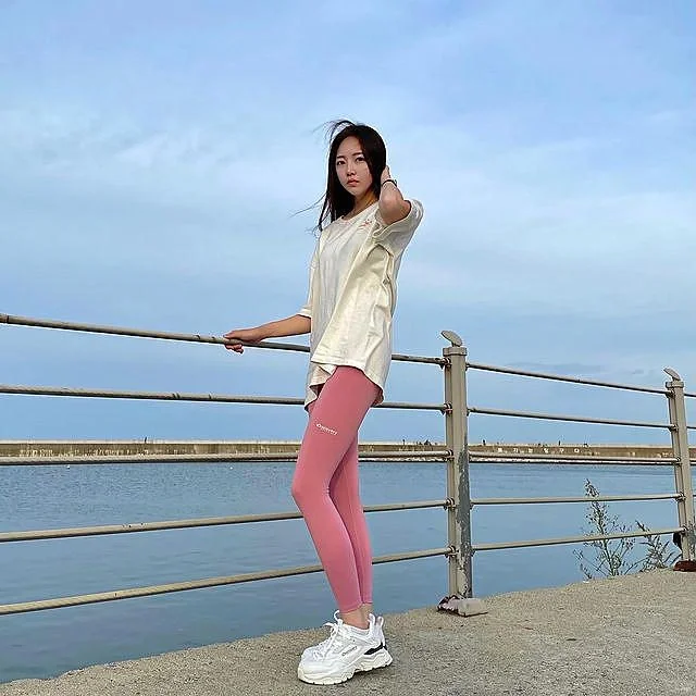 [ins美女]五官精致的大长腿女神模特写真3