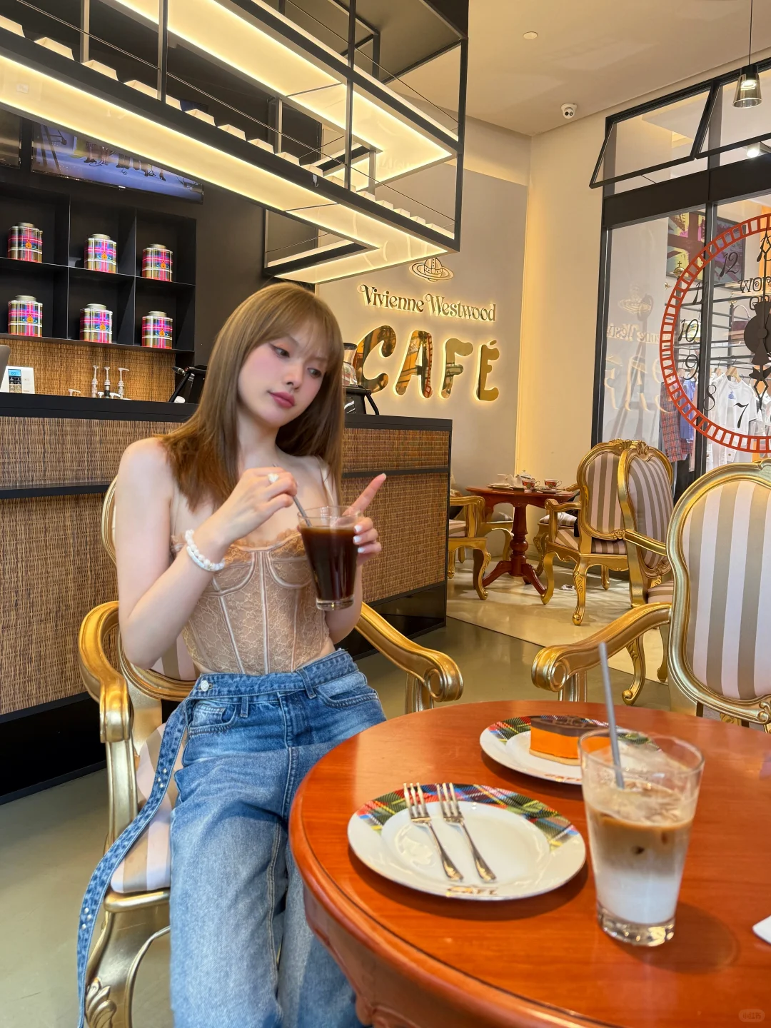 虽然穿的不是 VivienneWestwood🪐