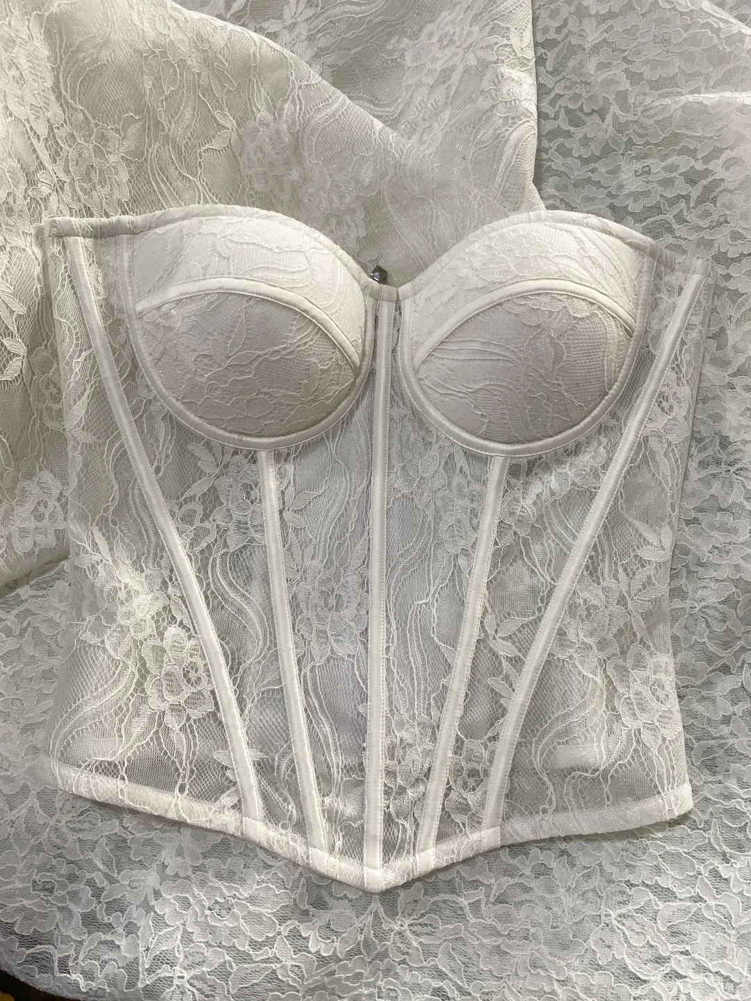 真的被蕾丝镂空胸衣拿捏到不行😭