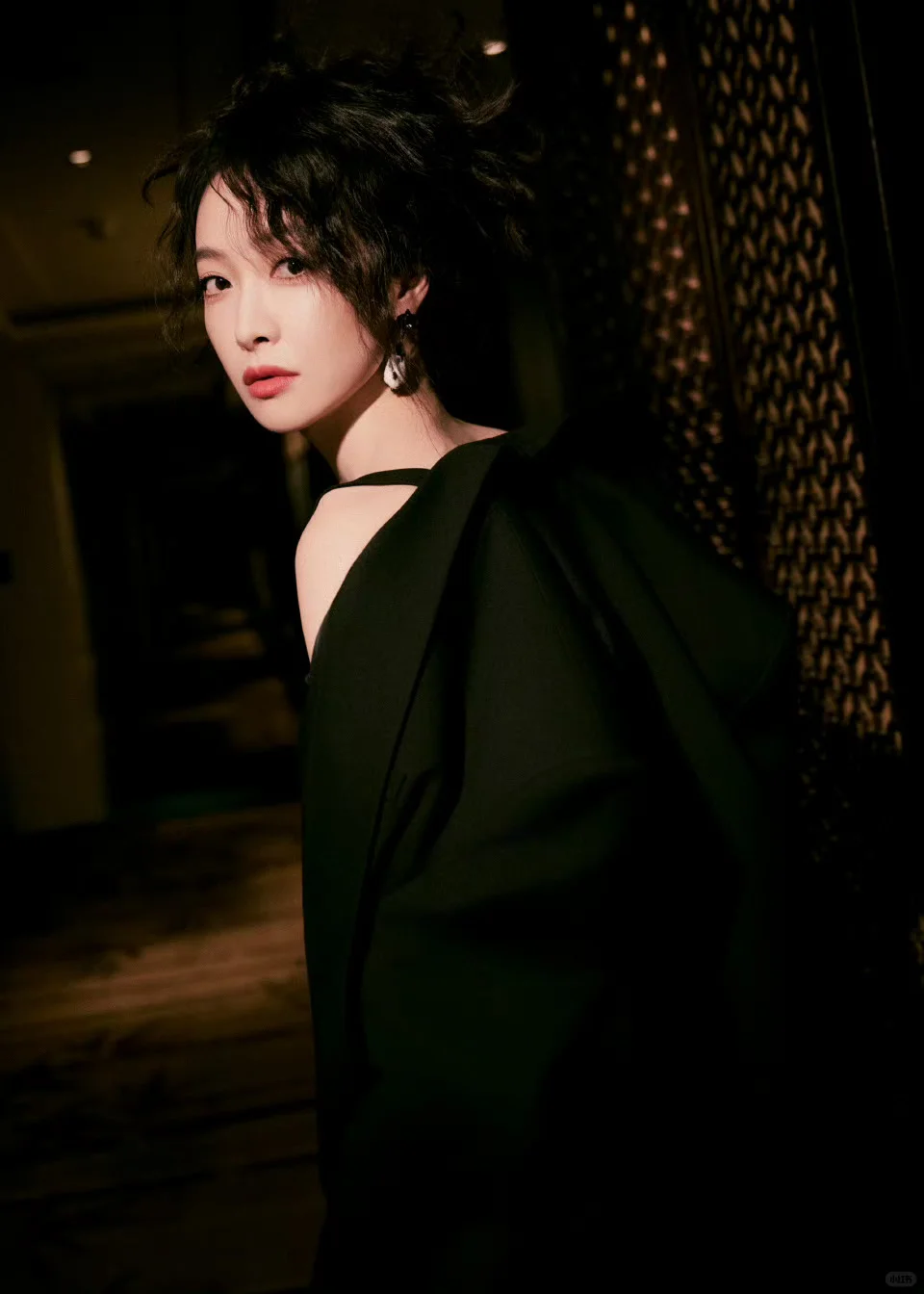 宋茜山河枕扫楼！全黑造型杀疯了🔥