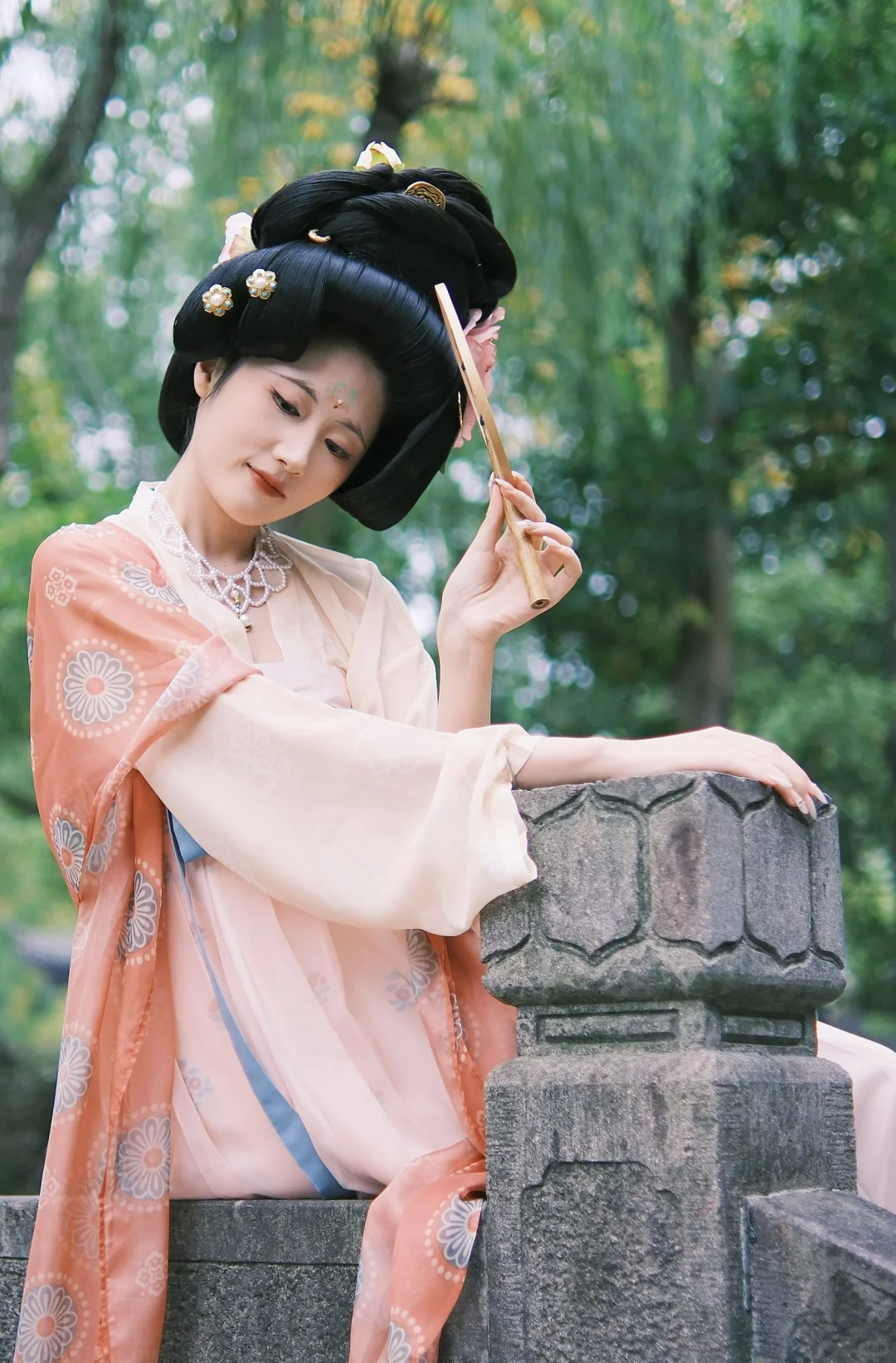 “荷叶罗裙一色裁，芙蓉向脸两边开”