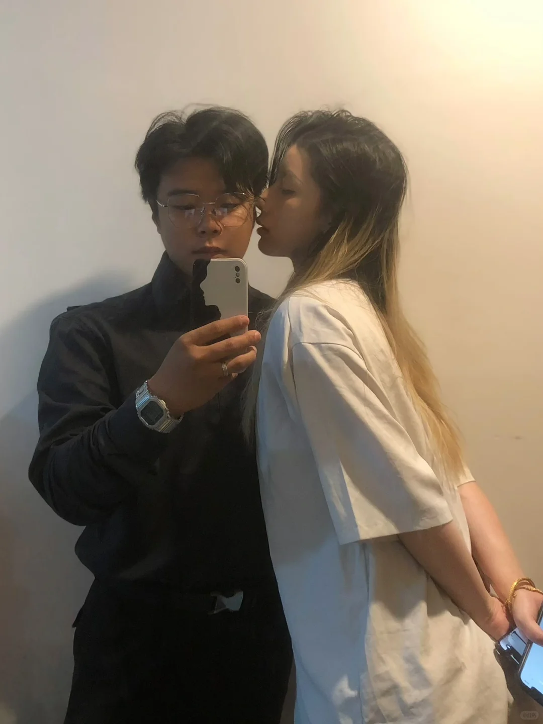 差六岁，但是女朋友皮肤好嫩啊，我好像她爸😭