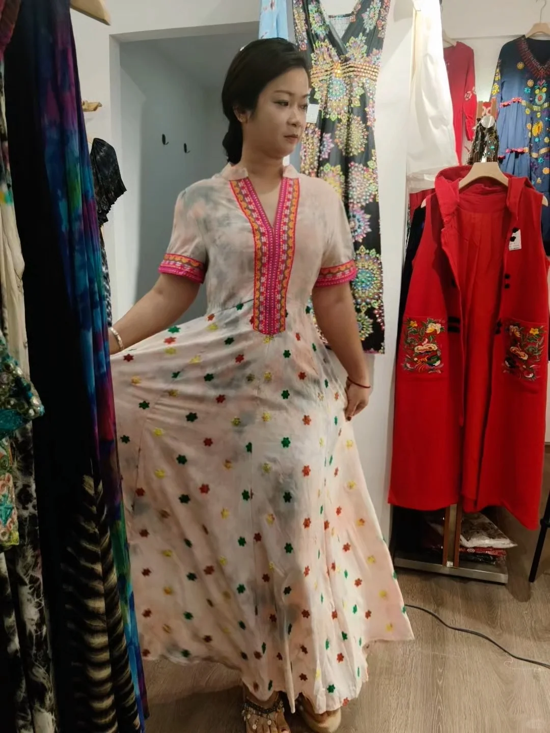 小县城里的小店里的衣服太好看啦～