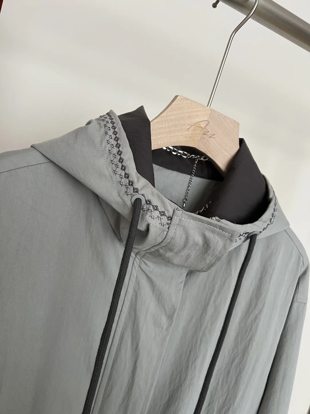 高级感通勤外套 别致雾蓝配色连帽风衣