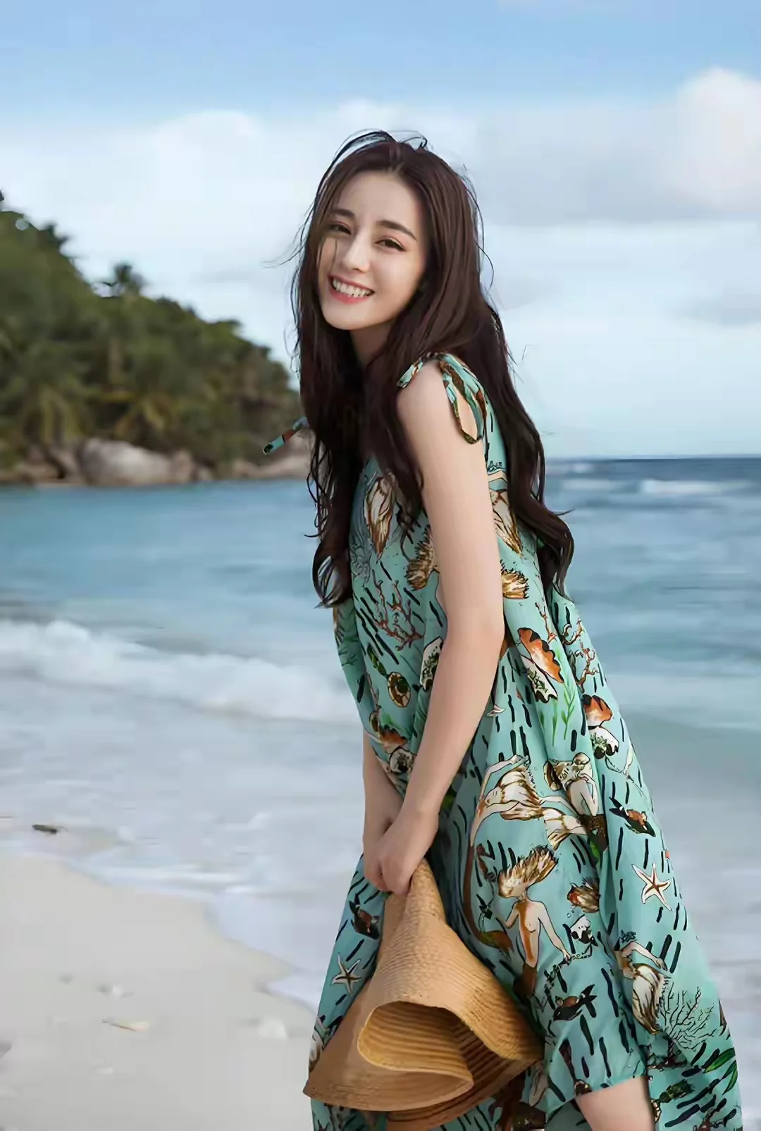 迪丽热巴海边大片太绝了！直接杀疯热搜榜