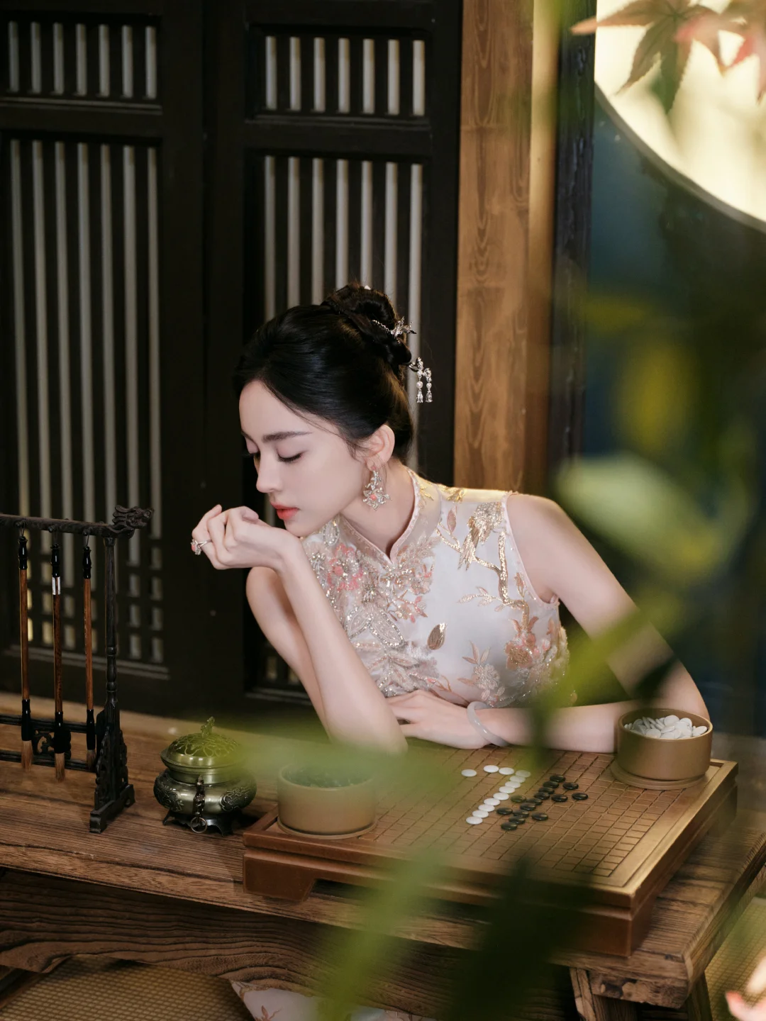 娜扎 刺绣旗袍 玲珑曲线