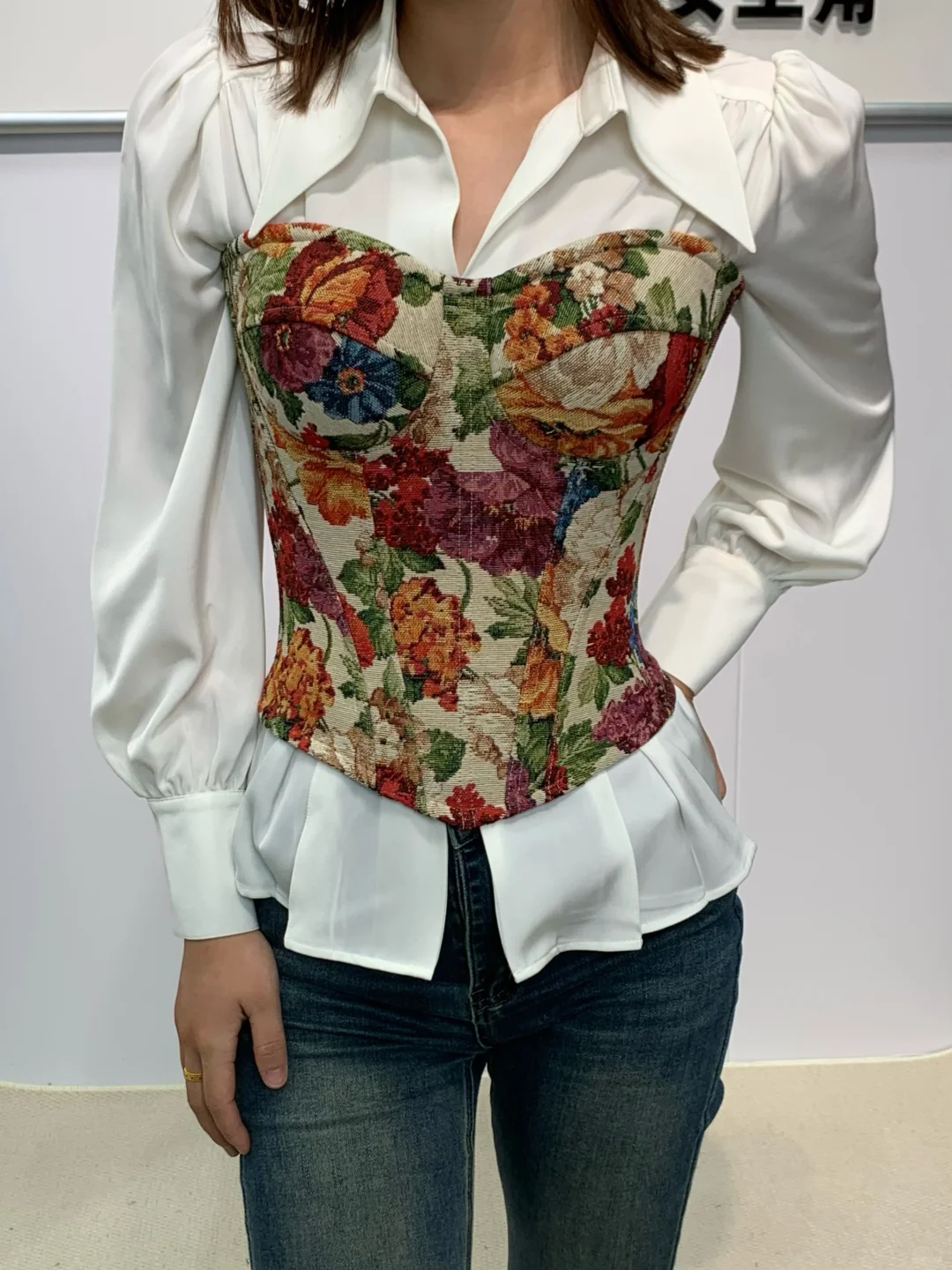 秋冬鱼骨胸衣的穿搭建议