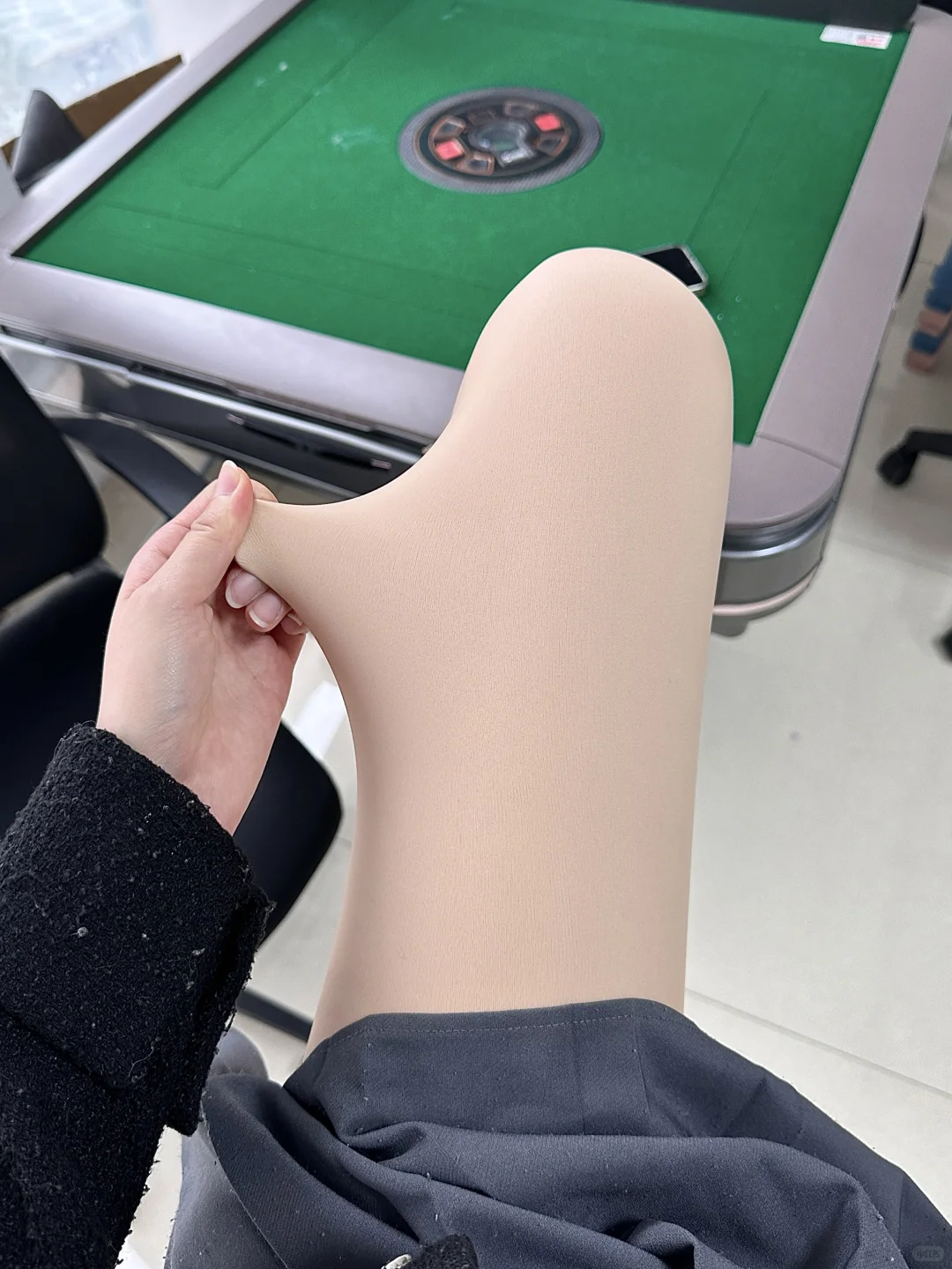 无语si了…就因偷看牌友大长腿怒输200！