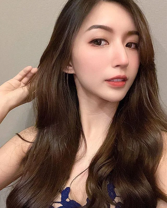 ins美女:五官精致的大长腿美女写真4