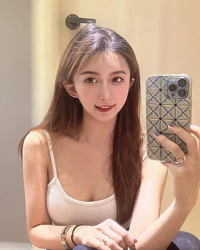 ins美女:五官精致的大长腿美女写真10