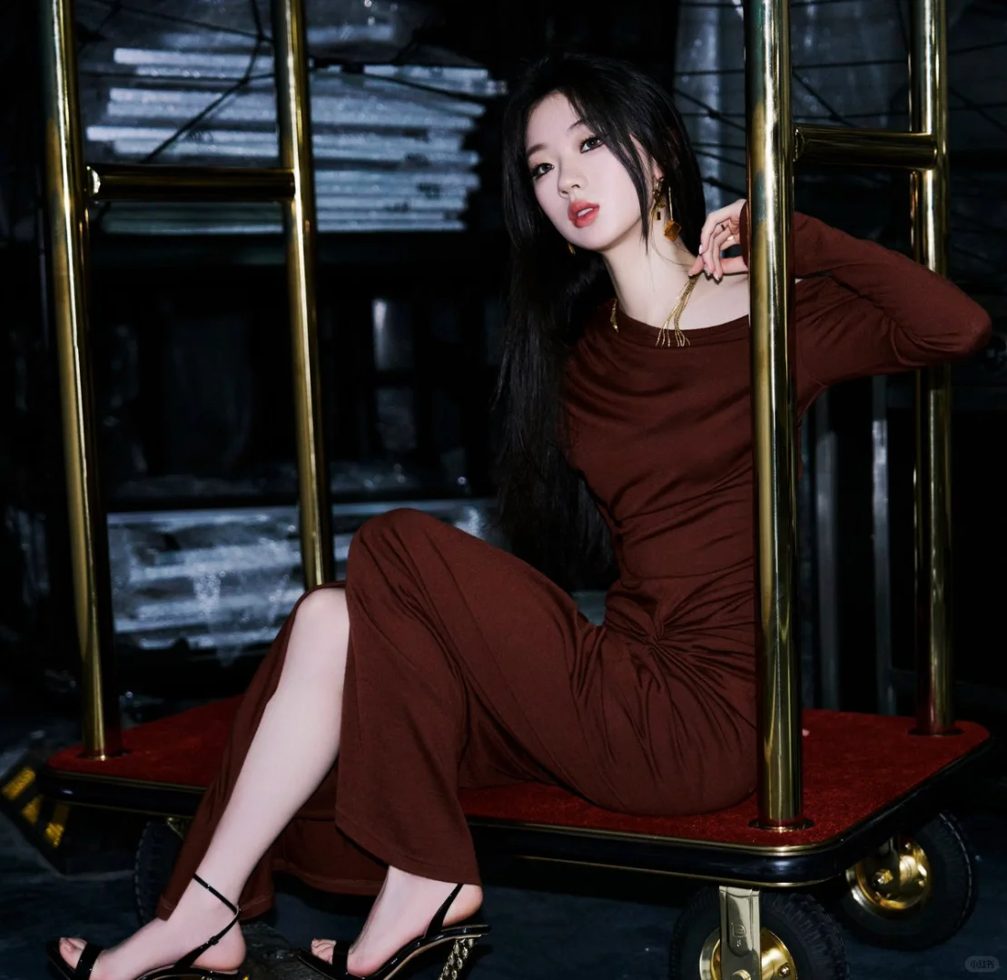 #单依纯 棕色开衩长裙大白皙长腿