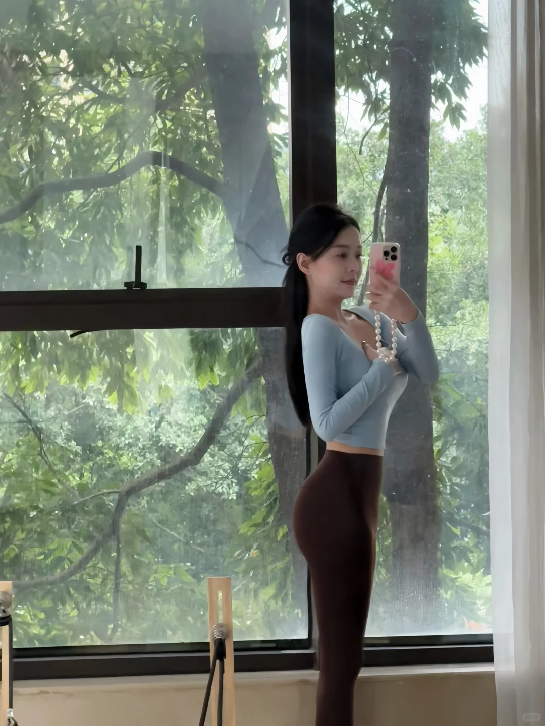 她腰间缠着一条细腰带…