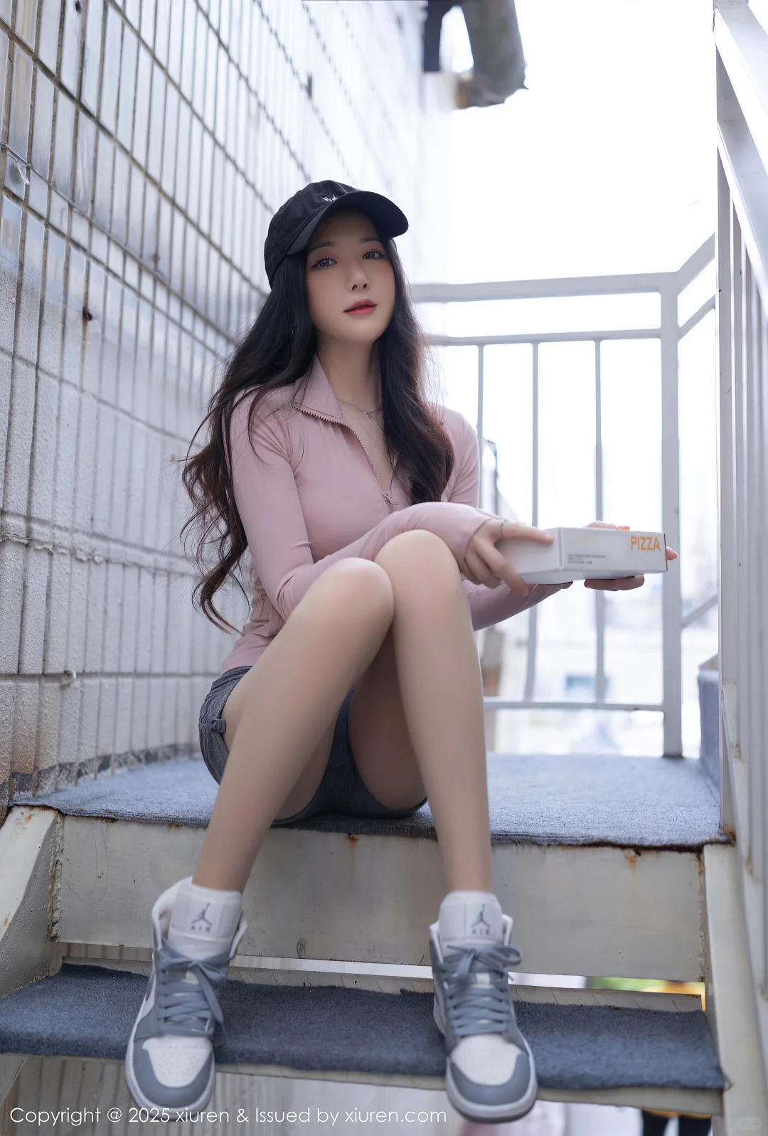 嘴馋小姐姐偷吃披萨🍕被发现啦！