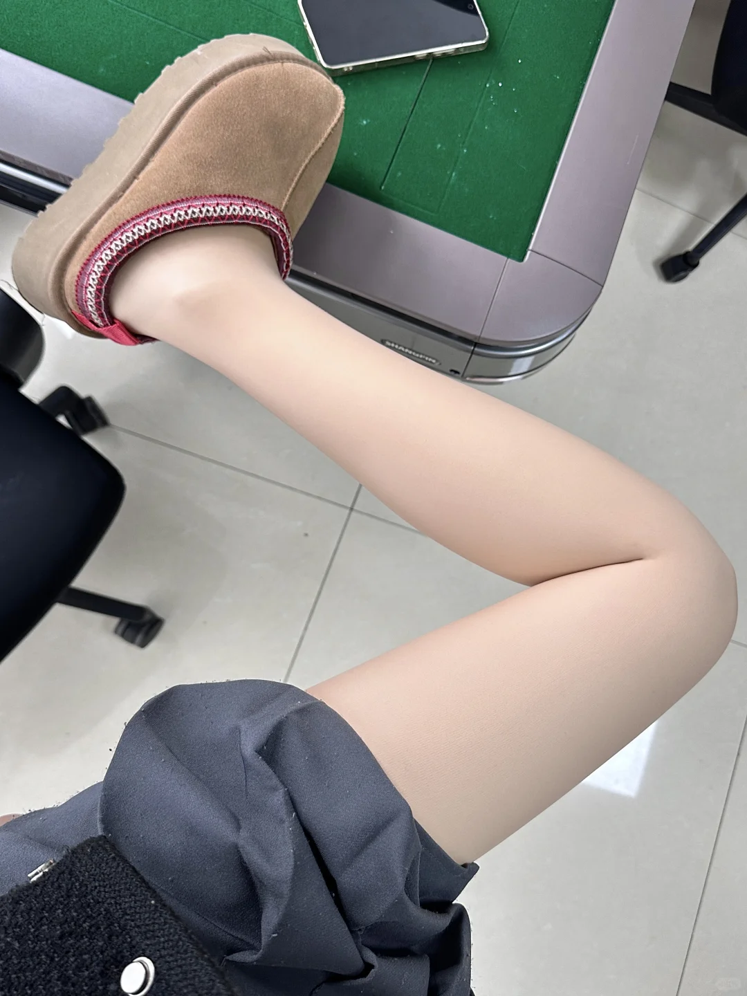 无语si了…就因偷看牌友大长腿怒输200！