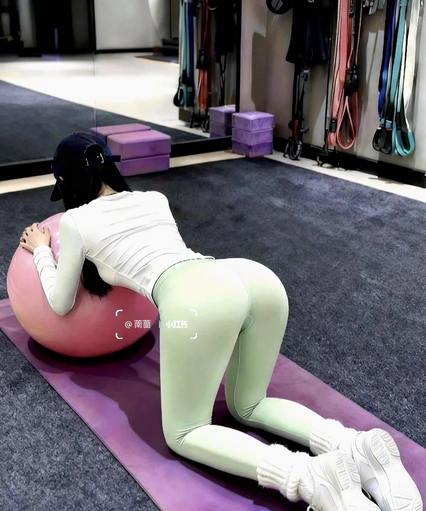 谁在练瑜伽，这么辣…啊