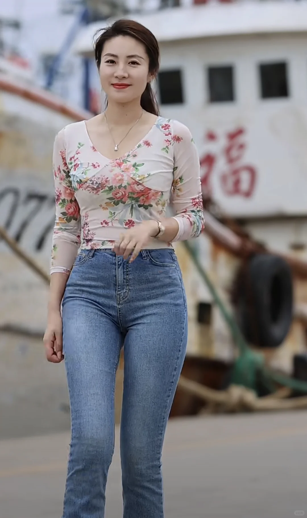 无比妖娆的牛仔裤美女