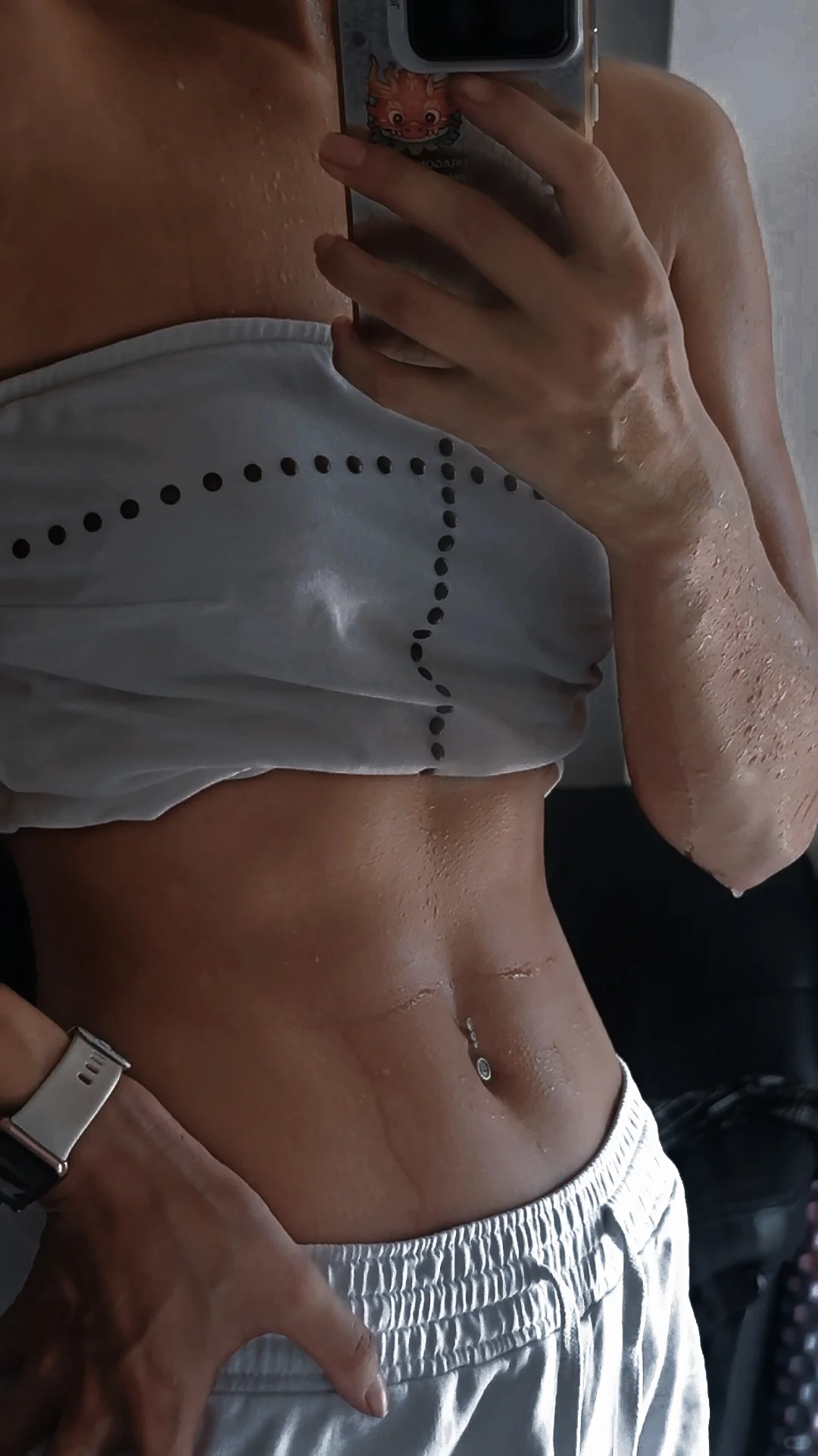 出了很多汗，现在非常粘人