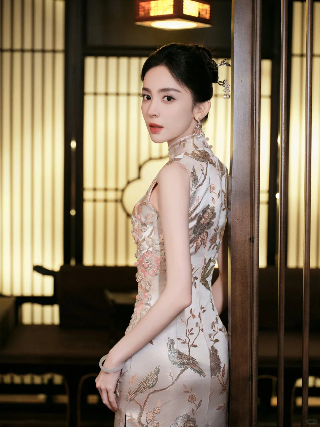 娜扎 刺绣旗袍 玲珑曲线