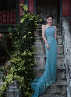 虞书欣香肩光滑如丝，肌肤白嫩，惹人遐想